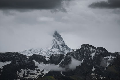 Schreckhorn Berg mit Gewitterwolken und Schnee