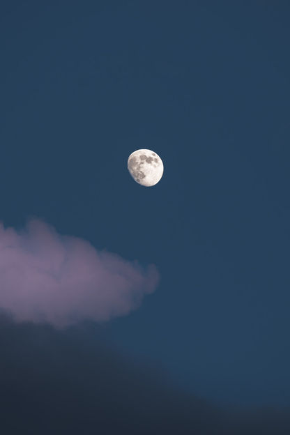 Mond bei Sonnenuntergang mit Rosa Wolken im verdergrund