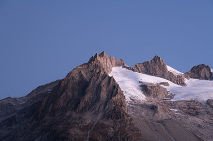 Aletscharena Berg mit Gletscher bei Sonnenaufgang