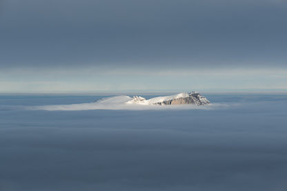 Berg mit Nebelmeer und Schnee im Berneroberland