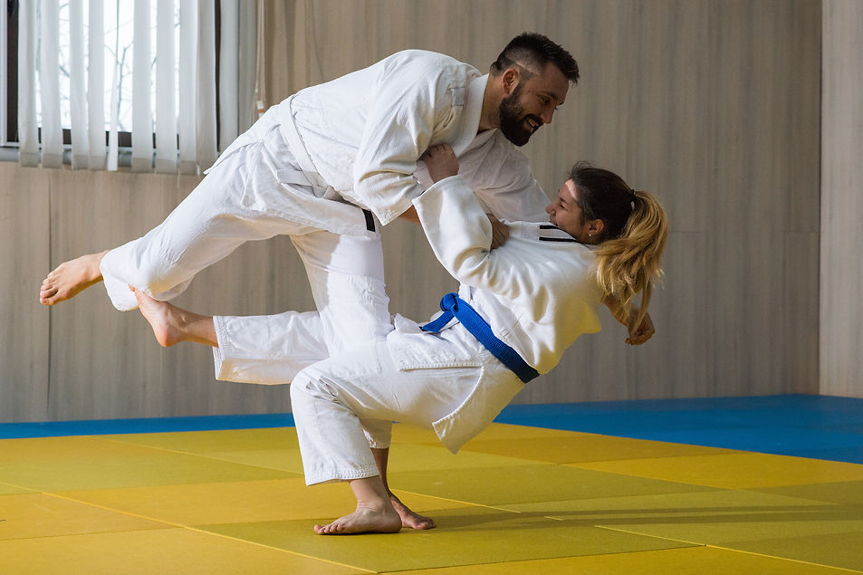 mulher derrubando homem em golpe de judô