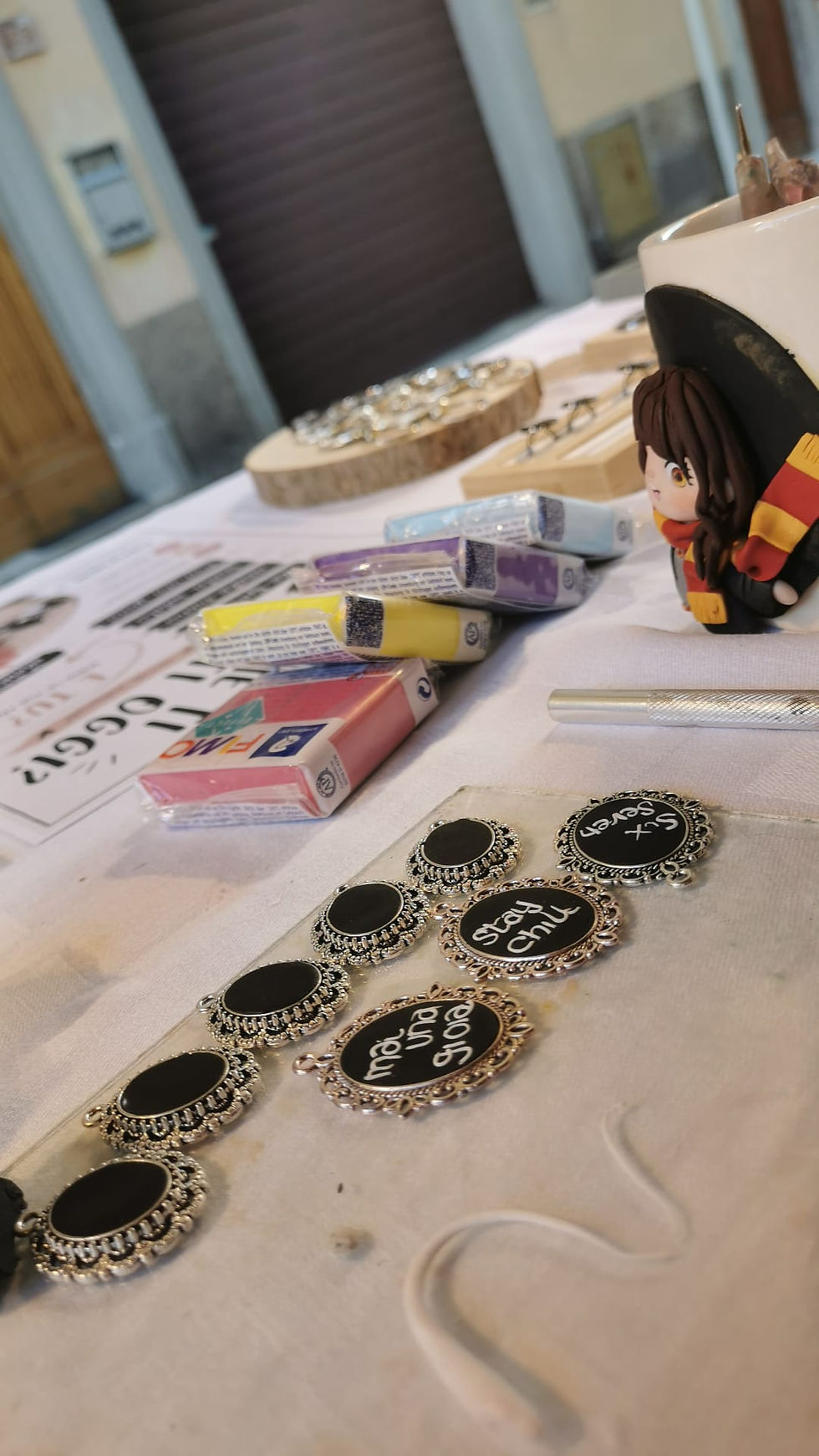 creazioni Con il sorriso modellate a mano in Fimo durante un market