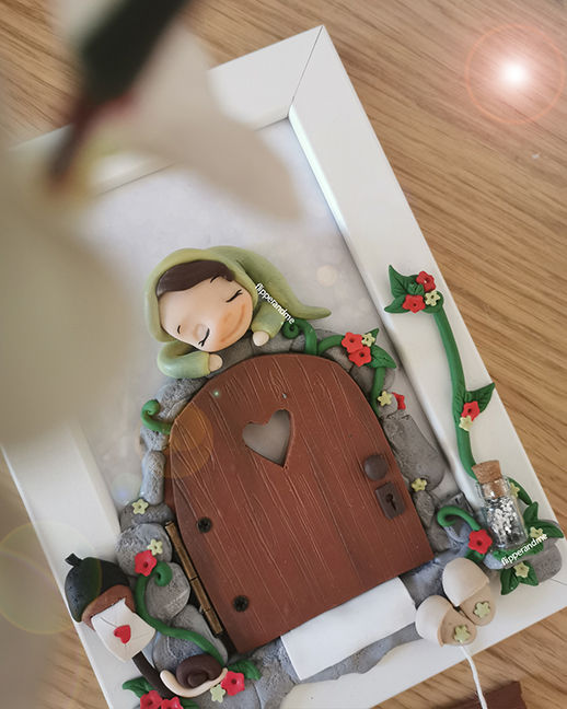 Porta Magica del bosco personalizzata con elfetto e decorazioni floreali