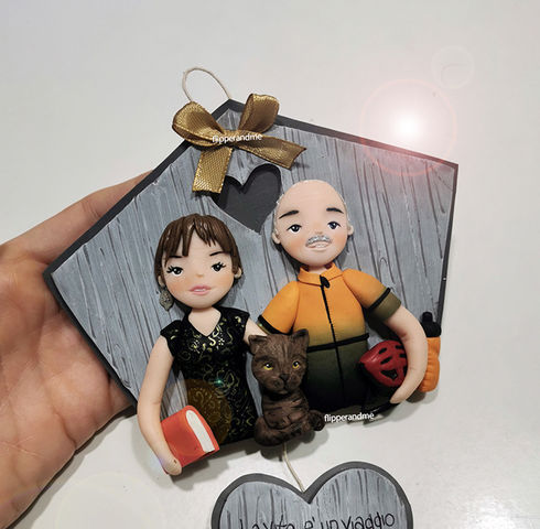 ritratto famiglia personalizzato in fimo su casetta e dedica nel cuore