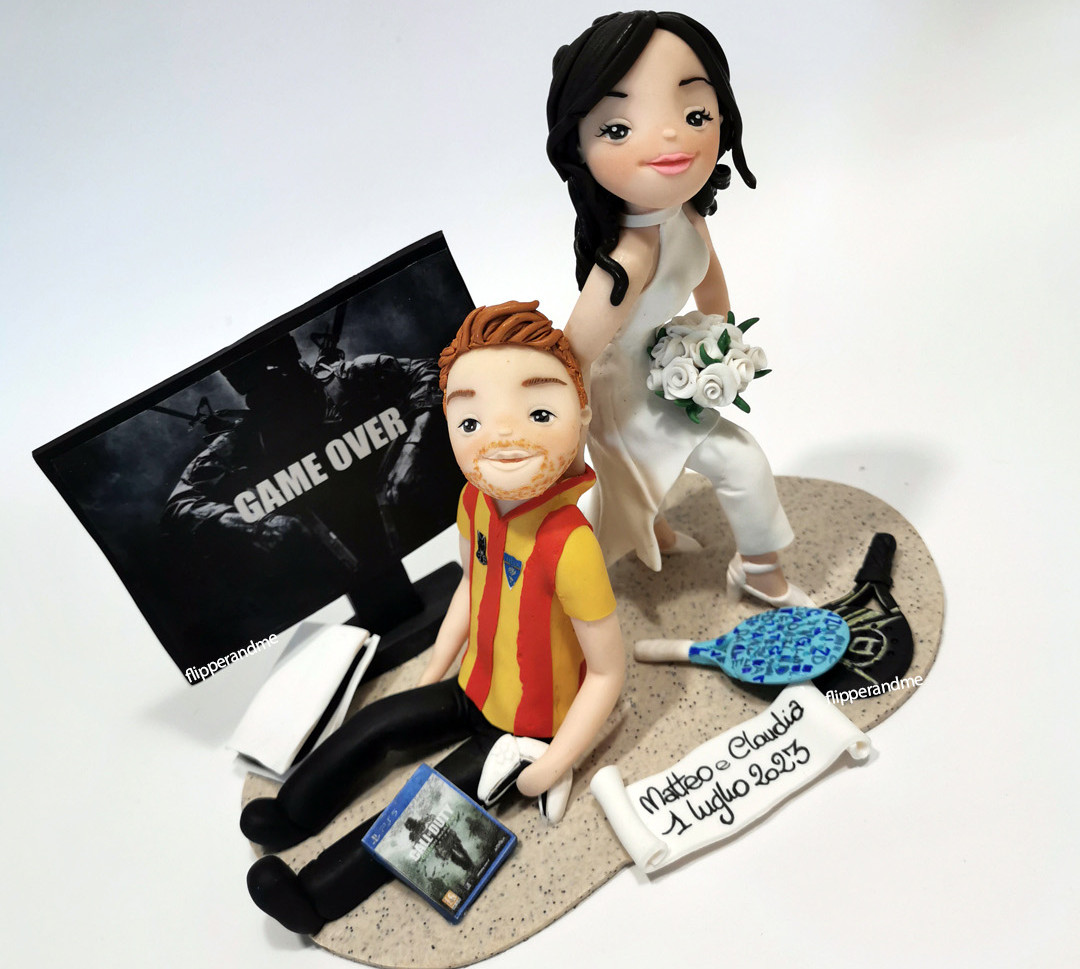 Cake topper matrimonio personalizzato con sposo in maglia da calcio, PlayStation bianca, controller e racchette da padel.