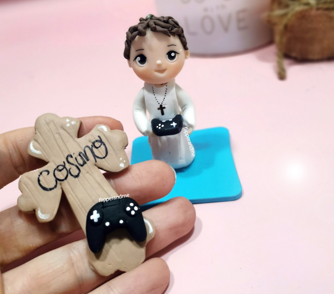 Bomboniera Comunione personalizzata con croce in legno e ritratto tridimensionale di bambino con controller