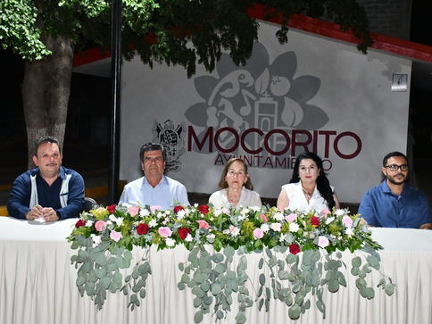 Maestros disfrutan de su noche bailando con la banda Mocorito