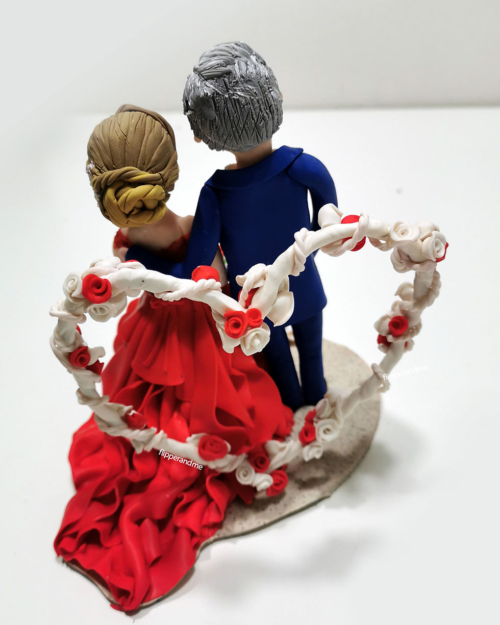 Cake topper romantico con coppia vista di spalle e grande cuore di rose