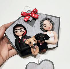 ritratto famiglia personalizzato in fimo con cani su casetta