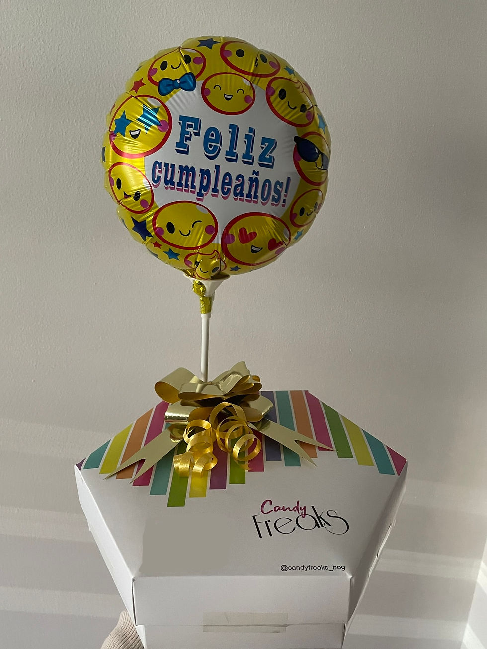 Cajita + decoración de globo + moño