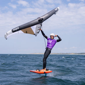 Benedikt Hiss dominiert Slalomrennen bei Wingfoil Masters