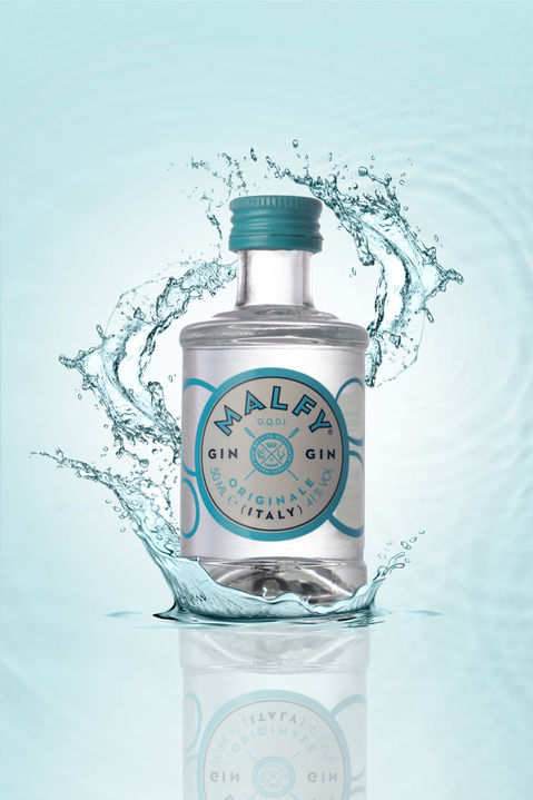 Malfy Gin on a pale blue background with water splashes from photoshop