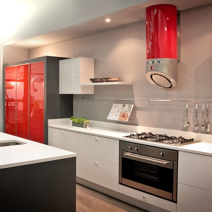 Red and white gloss Kitchen Design/https://www.rohlandkitchendesign.com/
www.rohlandkitchendesign.com