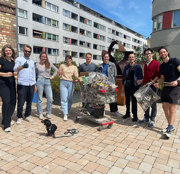 Group picture collecting rubbish
