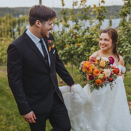 wedding-couple-bates-barn-apple-orchard_