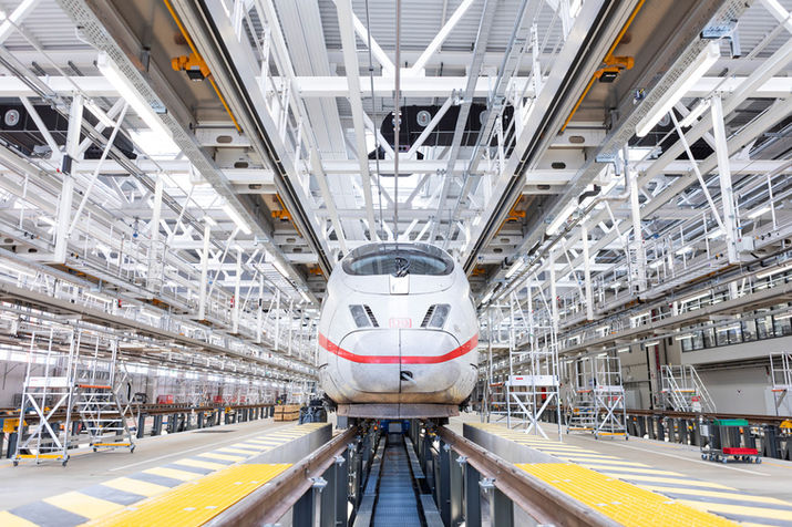 ICE aus der Froschperspektive in einer sehr großen Halle