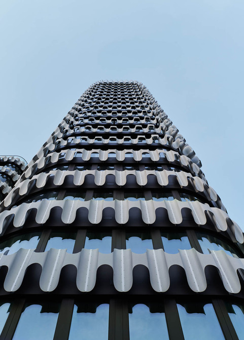 Wellenförmige Fassadenelemente aus perforiertem Aluminium am Hochhaus RKM740 in Düsseldorf