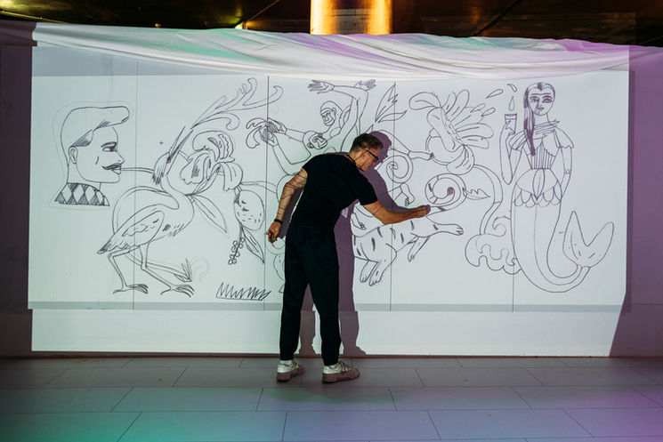 Olaf Hajek arbeitet an einer Skizze eines seiner großen Gemälde