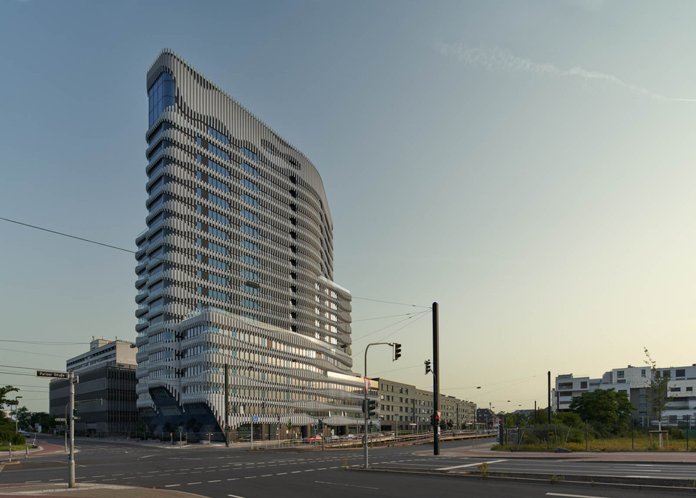 Gesamtansicht des RKM740 über die Kreuzung Pariser Strasse/Am Heerdter Krankenhaus