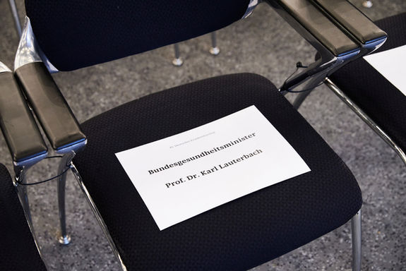 Schwarzer Stuhl mit Namensschild Prof. Dr. Karl Lauterbach