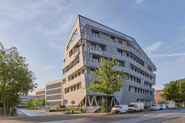 Fotografische Animation des KPMG Gebäudes am Lenkwerk in Bielefeld in verschiedenen Lichtstimmungen und Tageszeiten.