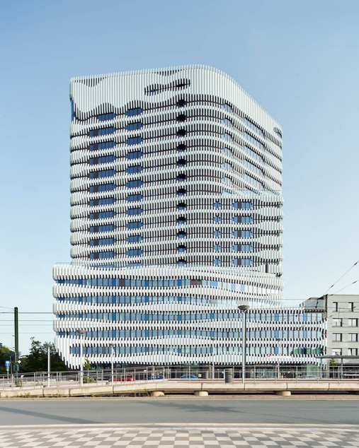 Gebäudeansicht des RKM740 von der Pariser Strasse aus gesehen mit Straßenbahnstation