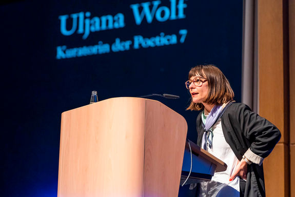 Uljana Wolfspricht auf der Bühne am Rednerpult