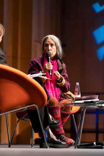 Cecilia Vicuna im Gespräch auf der Bühne