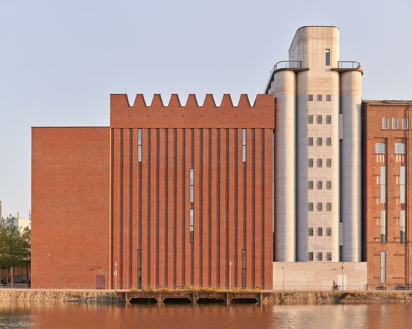 Teilansicht des Innenhafen Duisburg mit Wasserbecken, auf der linken Seite das Museum Küppersmühle mit dem modernen Anbau aus rotem Klinker