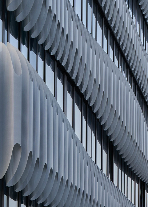Detail der Fassadenelemente aus perforiertem Aluminium am Hochhaus RKM740 in Düsseldorf