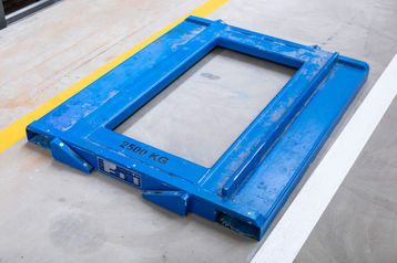 Blaue Hebebühne mit "2500KG" Aufdruck