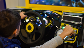 Person bei der Autofahrsimulation