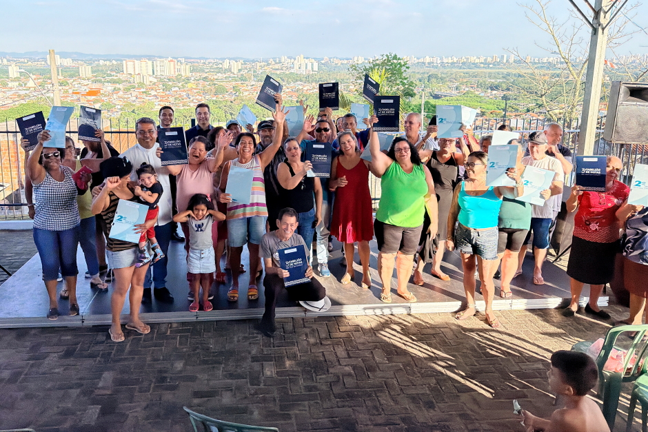 Realizada na praça do mirante, entrega dos documentos foi marcada pela emoção - Foto: Claudio Vieira/PMSJC