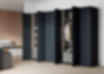 Ein offener grauer Schrank in dem man Kleidungsgegenstände sehen kann.