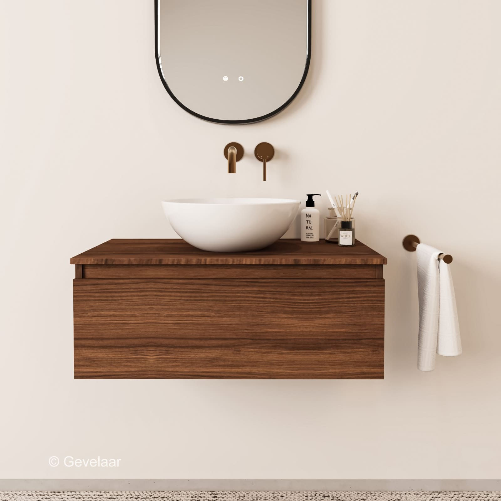 Noten hangend fonteinmeubel met witte waskom, bronzen wandkraan, ronde spiegel en handdoekhouder in warme toiletruimte.