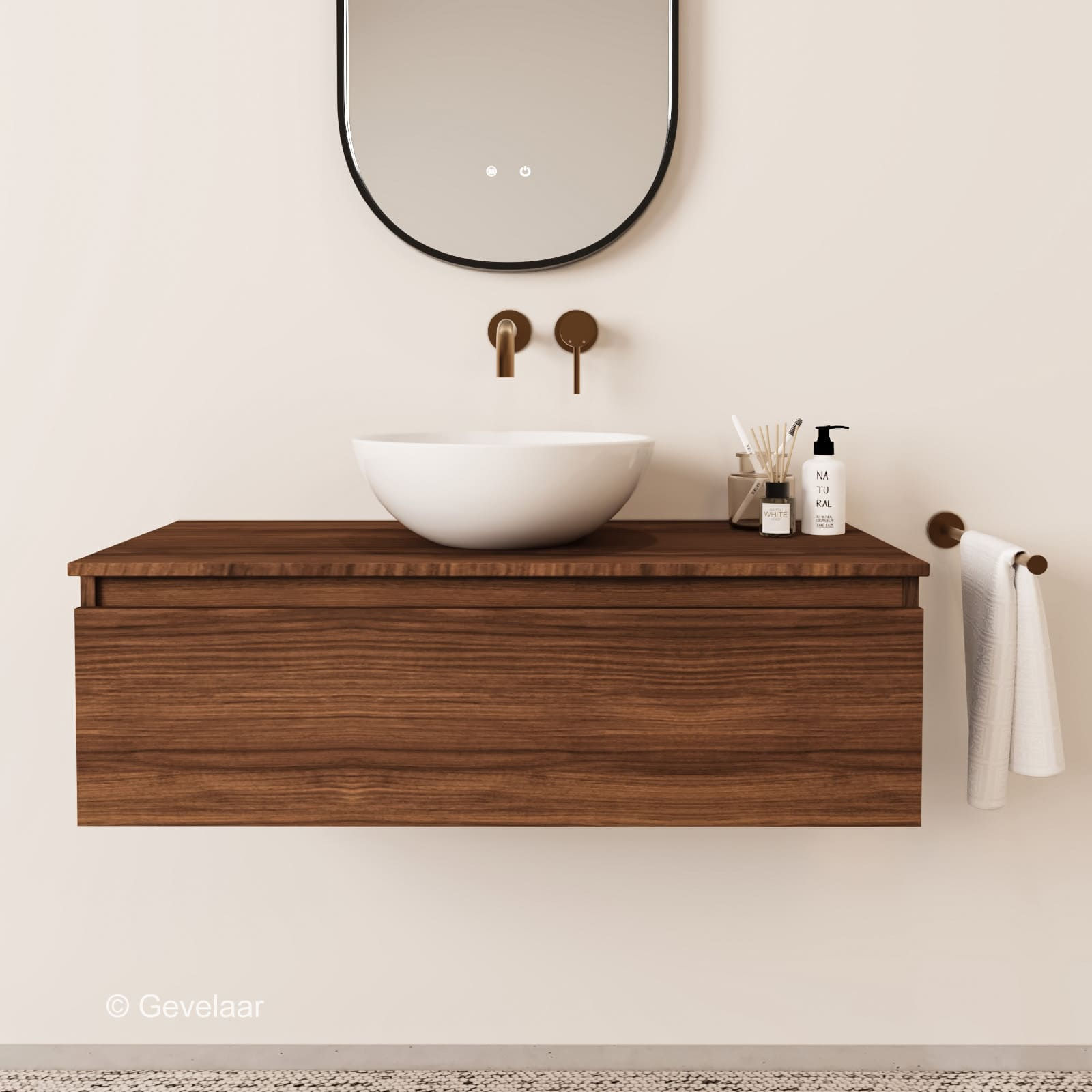 Noten hangend fonteinmeubel met wit blad en witte waskom, bronzen wandkraan en handdoekhouder in toiletruimte.