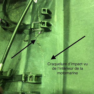 Des craquelures sur la motomarine