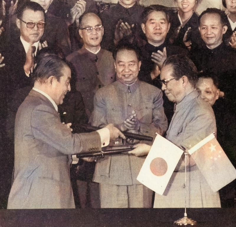 園田外相（左）と中国外相の握手