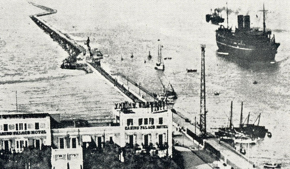 石油輸送の大動脈（スエズ運河）