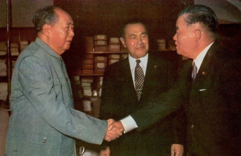 毛沢東主席と大平外相・田中首相（中央）