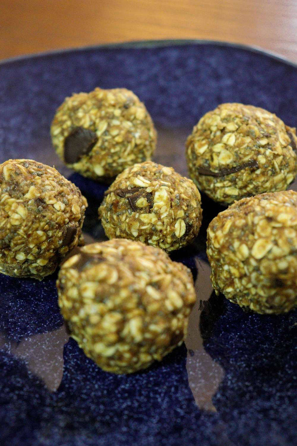 opção de doce saudável para a tarde, as bolinhas de chocolate e aveia garantem energia.