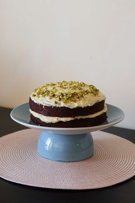 Apesar do nome, o bolo Hummingbird ou Hummingbird cake, é um bolo de banana e abacaxi, originalmente criado na Jamaica, porém muito popular no sul dos Estados Unidos. Hummingbird em inglês significa beija-flor, o pequeno e delicado pássaro que busca seu alimento nas flores mais doces.