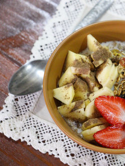 Mingau de aveia com leite vegetal, maçã e morangos