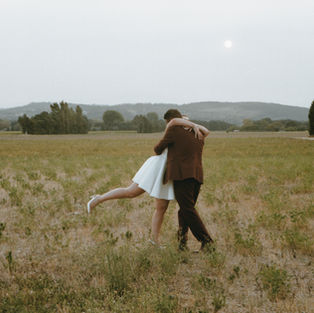 Amélie + Guillaume : un mariage good vibes photographié en argentique  