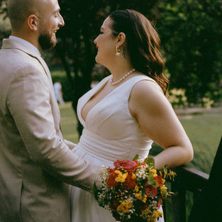 Pauline + Maxime : un reportage à l'argentique pour un mariage coloré et vintage en Drôme