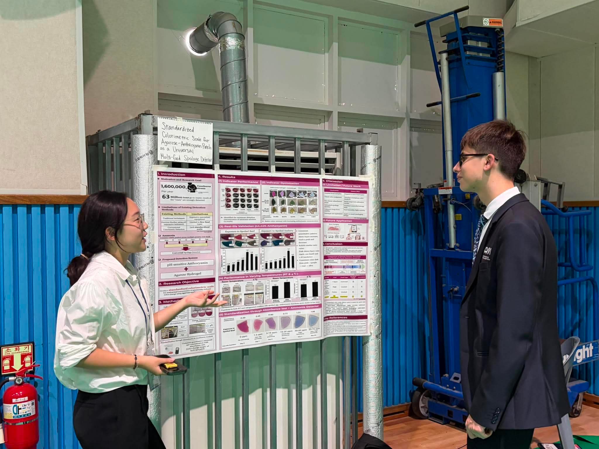 Dohui Kim explaining her food-spoilage sensor research poster