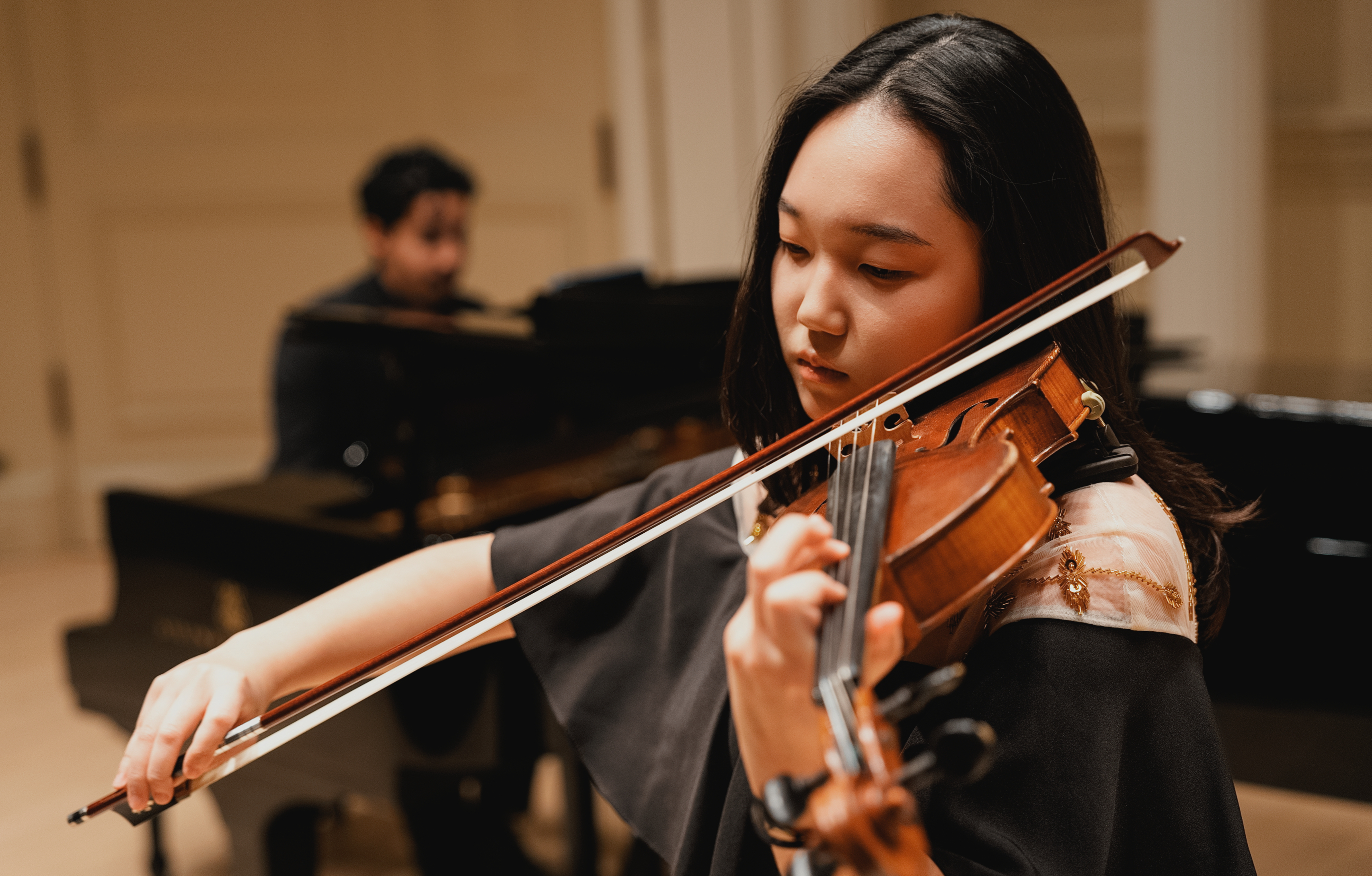 Dohui Kim performing violin