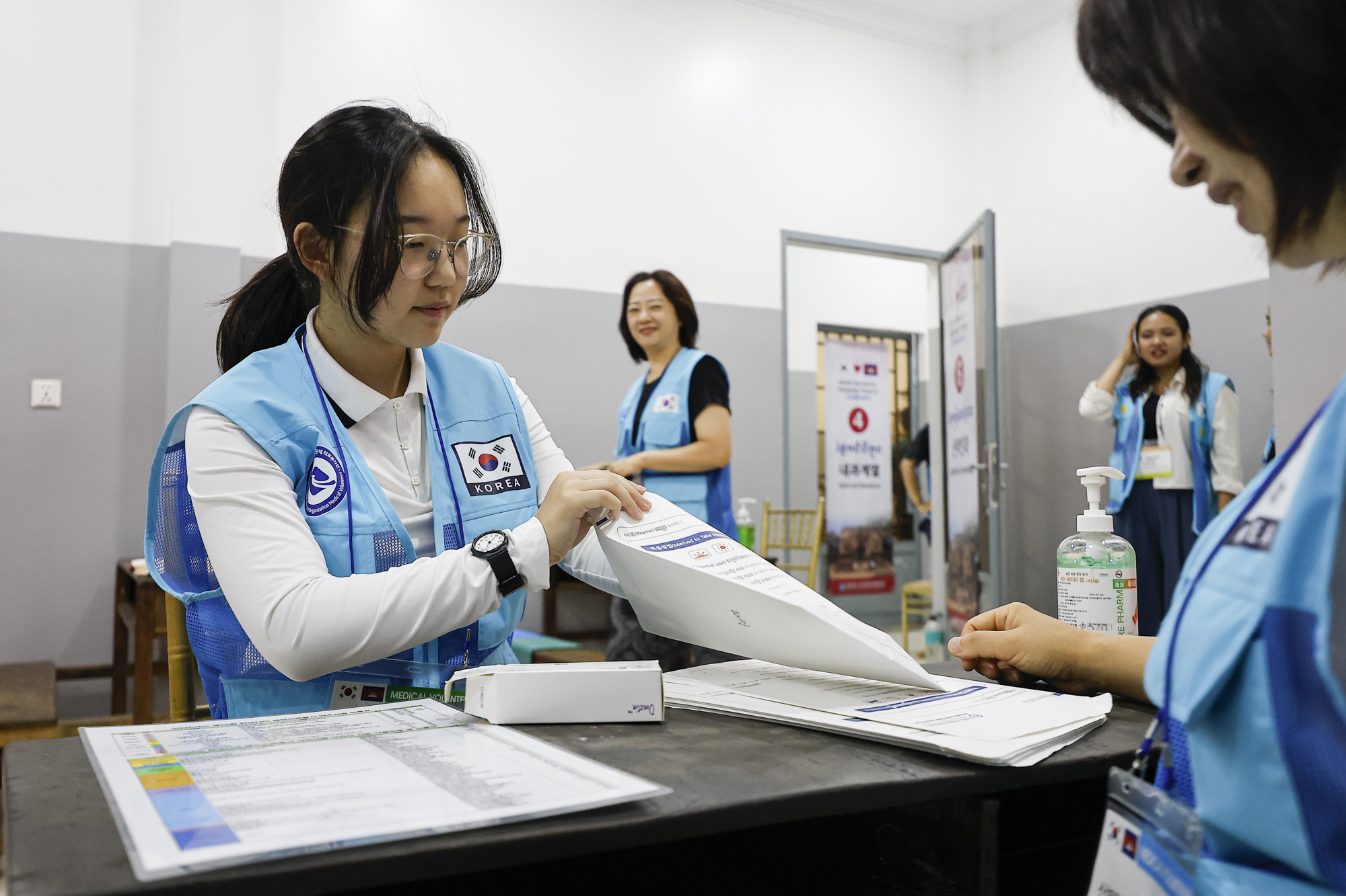 Dohui Kim supporting a medical volunteer team in Cambodia