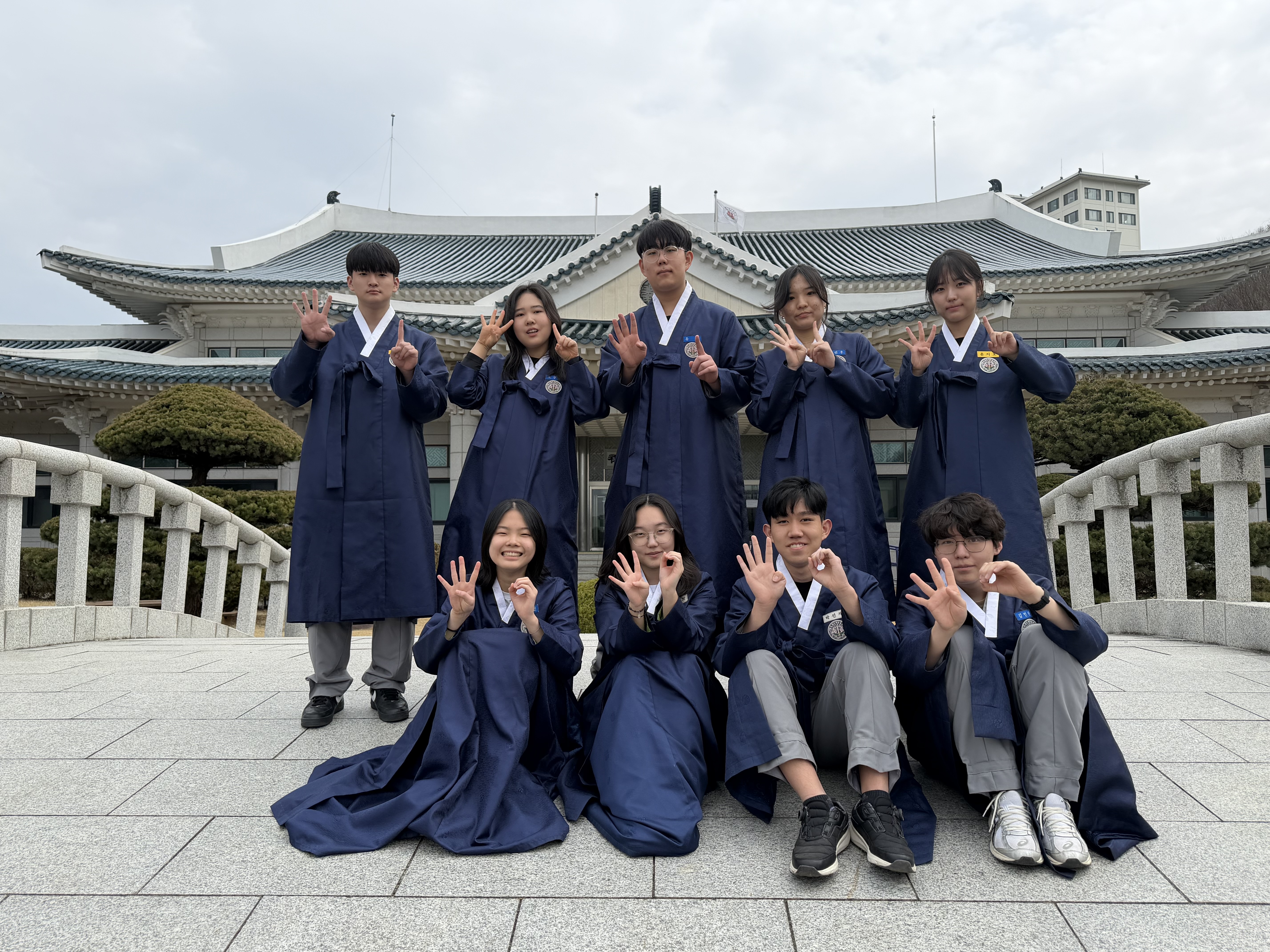Dohui Kim with KMLA students in presentation attire