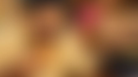 www.manatelugukathalu.com లో ప్రచురింపబడ్డ 'తింటే గారెలే తినాలి' కథలో గారెలంటే ప్రాణం పెట్టే ప్రసాదు ఆనందంగా గారెలు తింటుండగా, వంటగదిలో ఉప్మా చేస్తున్న అతని భార్య కనిపించే సరదా హాస్యకథ దృశ్యం.